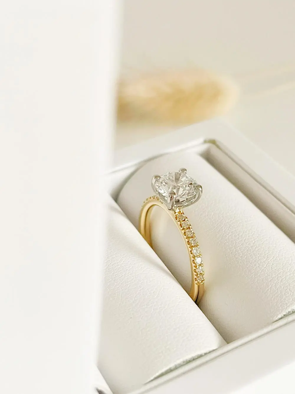 Engagement ring gold with diamond